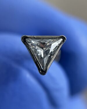 Joya Piercing Triángulo / En Titanio Para Oreja y Boca