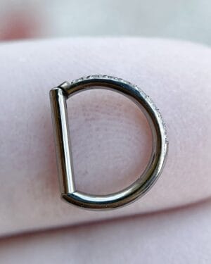 Barra D piercing en titanio Colombia 2