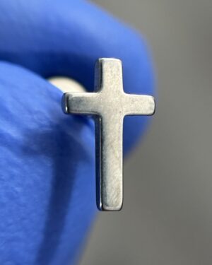 Joya Piercing Cruz Lisa / En Titanio Para Oreja