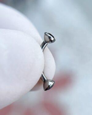 Joya Irlanda tipo banana para piercing en titanio Colombia 2