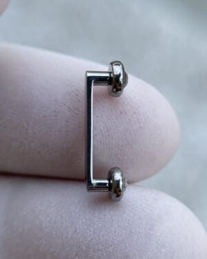 Joya Perla tipo surface piercing en titanio Colombia