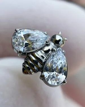 Joya abeja para piercing en titanio Colombia