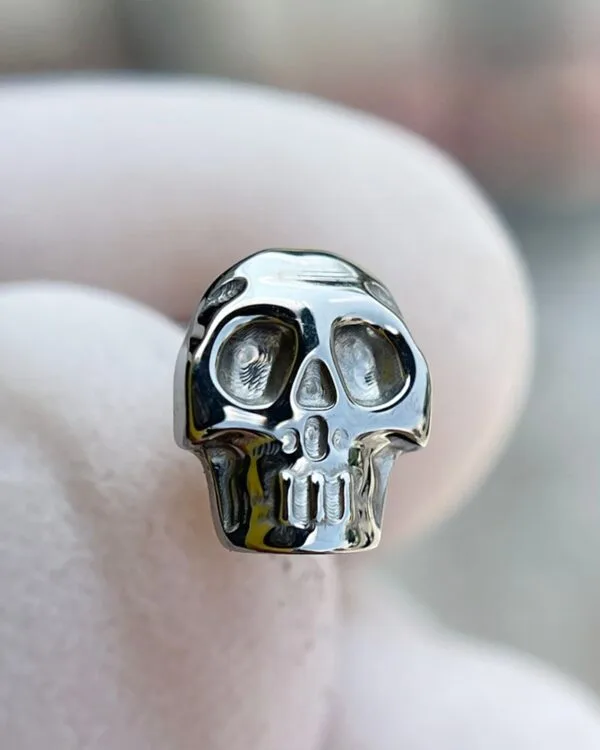 Joya calavera tipo labret para piercing en titanio Colombia