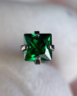 Joya para piercing en titanio para oreja zircón verde Apolo