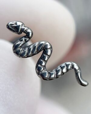 Joya serpiente tipo labret para piercing en titanio Colombia