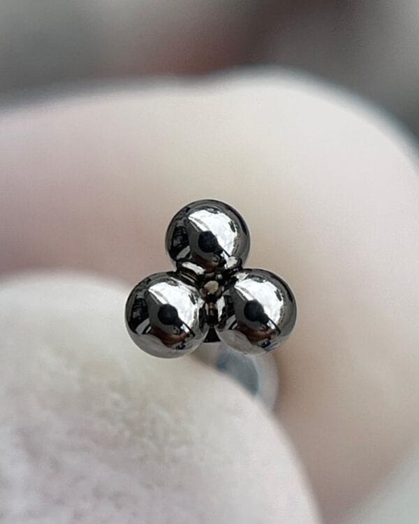 Joya Piercing Tres · En titanio para oreja y nariz