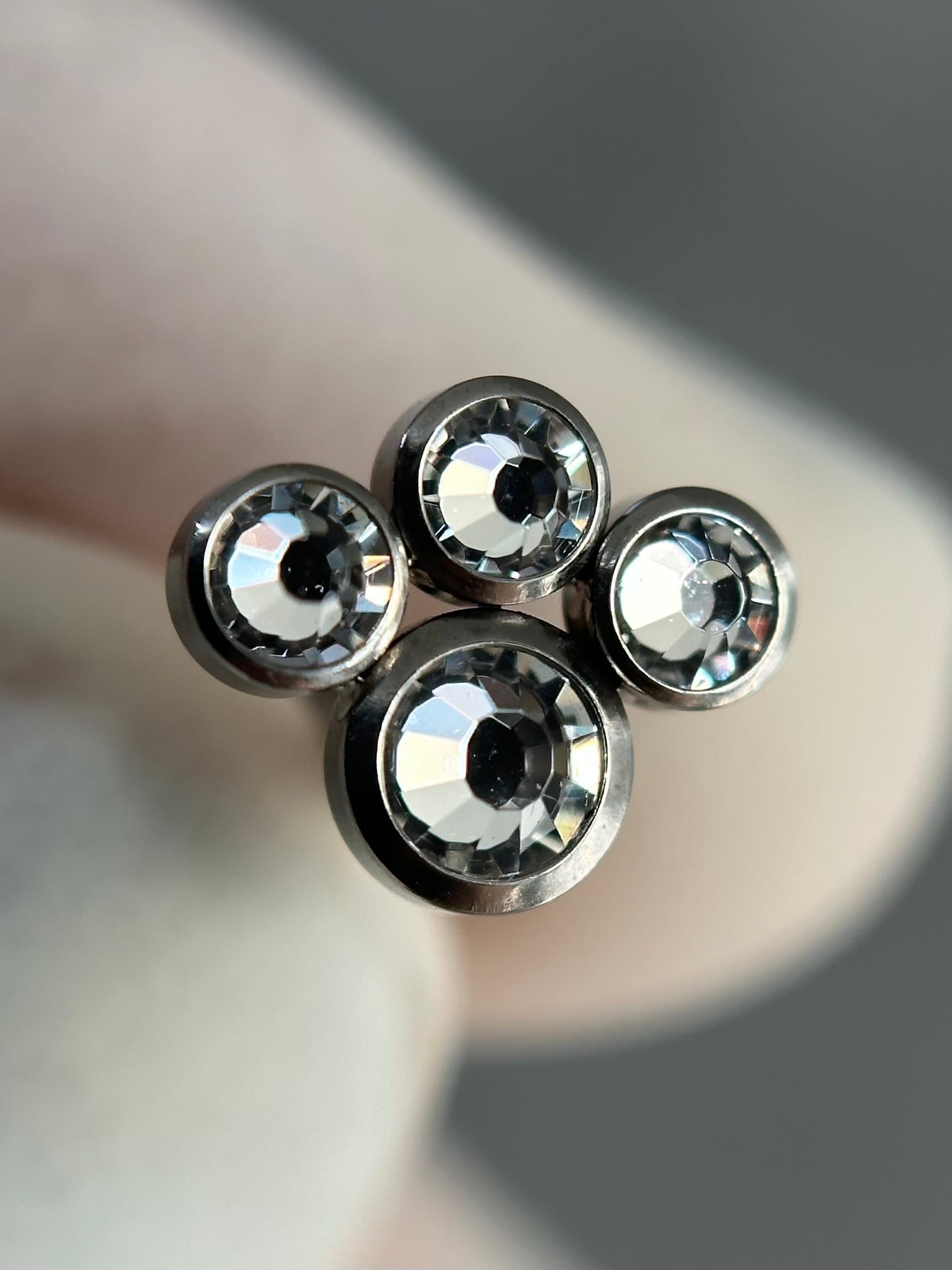 Joya piercing MAM en titanio para oreja