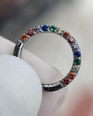 Joya para piercing arcohiris en titanio para oreja y nariz daith séptum