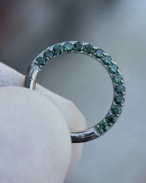 Joya para piercing lou en titanio para oreja y nariz daith y séptum.jpg