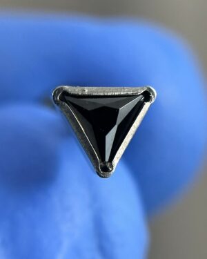 Joya Piercing Triángulo Negro En titanio Para Oreja y Boca tienda online Colombia