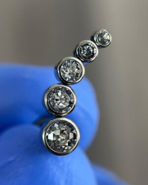 Joya Piercing Vro En titanio Para Oreja