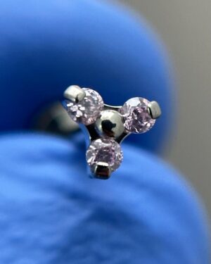 Joya Piercing Trinity Rosa En titanio Para Oreja y Nariz Eight Piercing