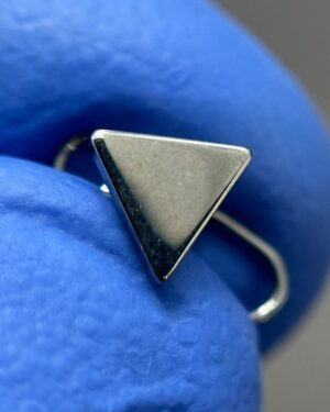 Joya Piercing Triángulo En Titanio Para Microdermal
