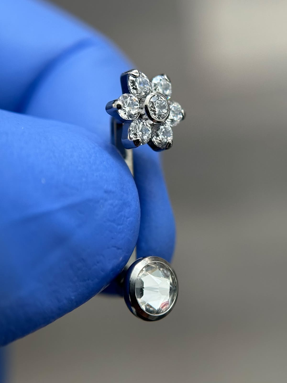 Joya Piercing Vi En Titanio Para Surface (Pecho y Cara) tienda online Colombia